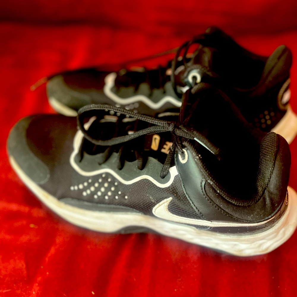 mens black and white nike basketball shoes